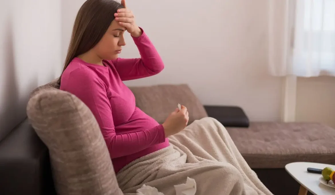 une femme qui a des frissons et de la fievre